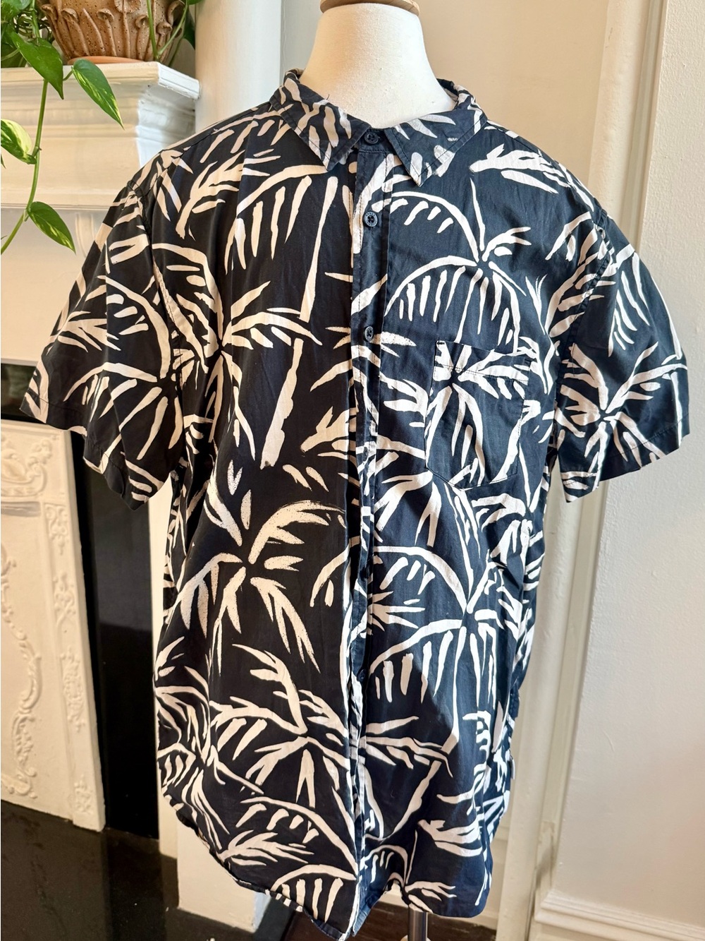BANKS JOURNAL// Men's Black & White Palm-Print Short-Sleeve Button-Down Shirt